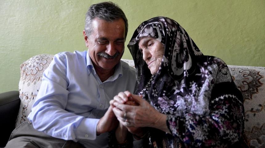 Başkan Ata&ccedil;&rsquo;tan asırlık Emine nineye ziyaret
