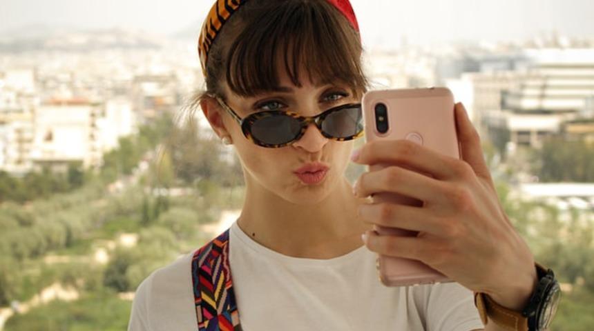 Selfieler insanları “Yalnız ve Ezik” gösteriyor!