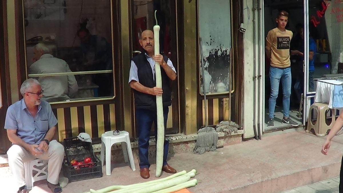 Sandıklı&rsquo;da boyu iki metreyi ge&ccedil;en organik kabaklar