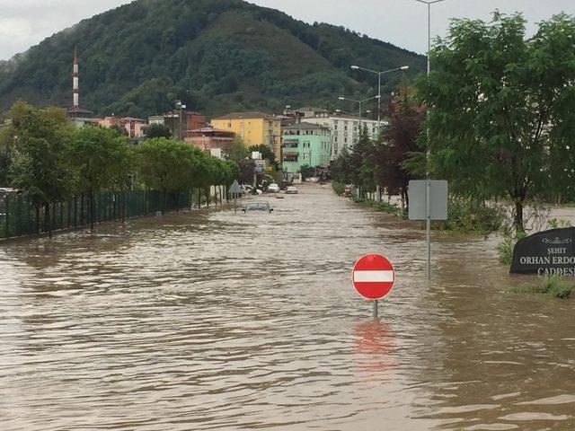 Samsun'da sağanak; Yeşil Dere taştı, yollar göle döndü (2)