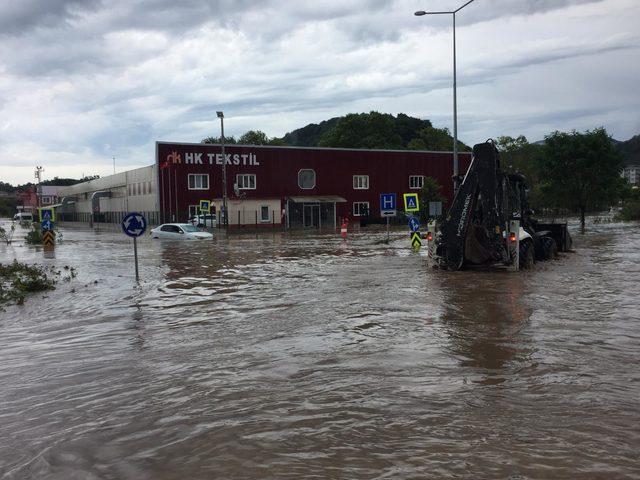 Samsun'da sağanak; Yeşil Dere taştı, yollar göle döndü (2)