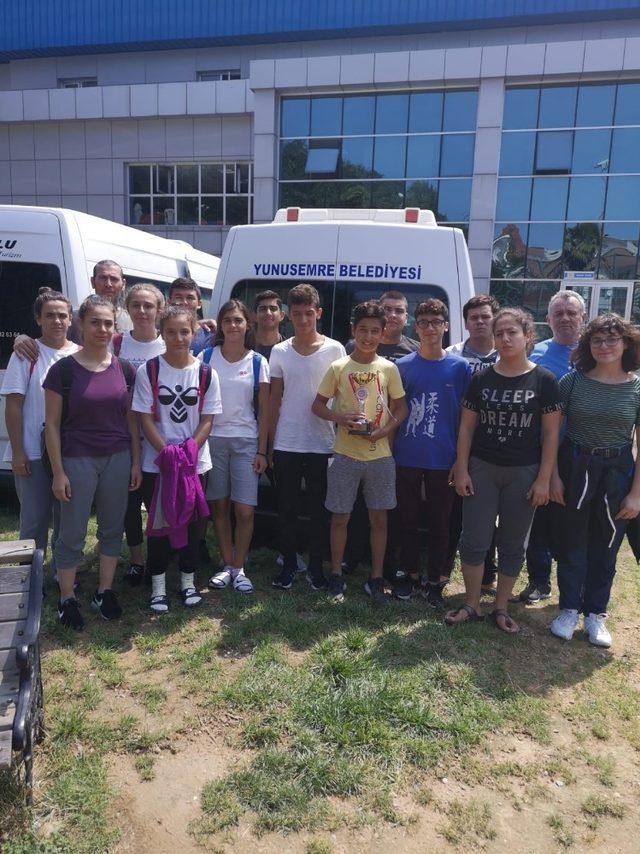 Yunusemreli güreşçiler Zonguldak’ta madalyaları topladı