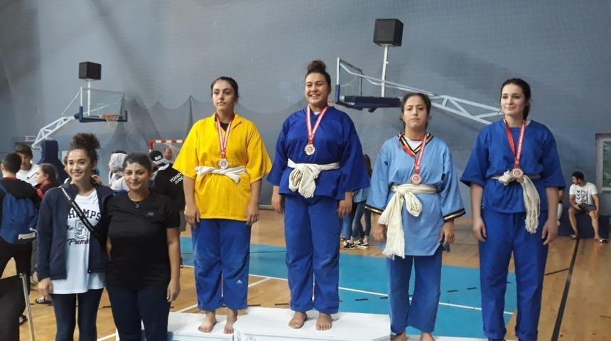 Yunusemreli g&uuml;reş&ccedil;iler Zonguldak&rsquo;ta madalyaları topladı