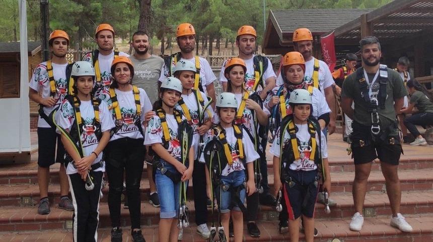 Aileler &ccedil;ocukları ile birlikte eğleniyor