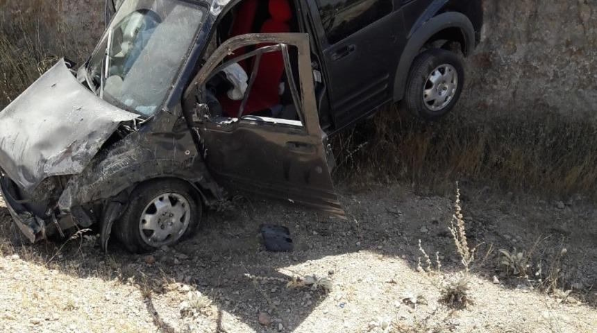 Direksiyon hakimiyetini kaybeden ara&ccedil; şarampole yuvarlandı: 2 yaralı