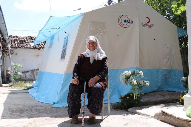 Depremde evi hasar gördü, römorkunu çadıra çevirdi