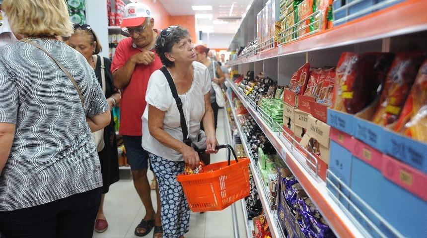 Seferihisar&rsquo;ın en ucuz marketi a&ccedil;ıldı