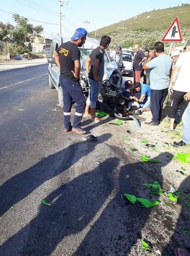 İzmir’de motosiklet ile kamyonet çarpıştı: 1 ölü, 1 yaralı