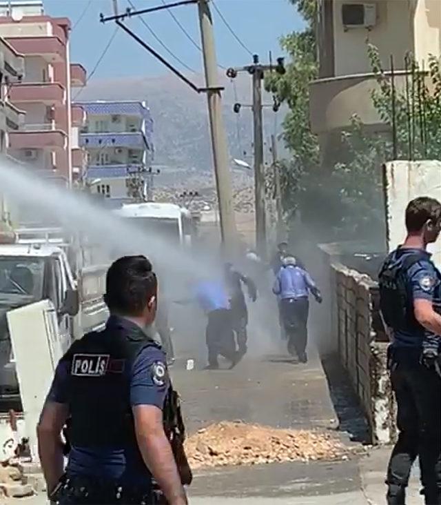 Silopi'de, çevik kuvvet eşliğinde elektrik panoları kuruldu (2)