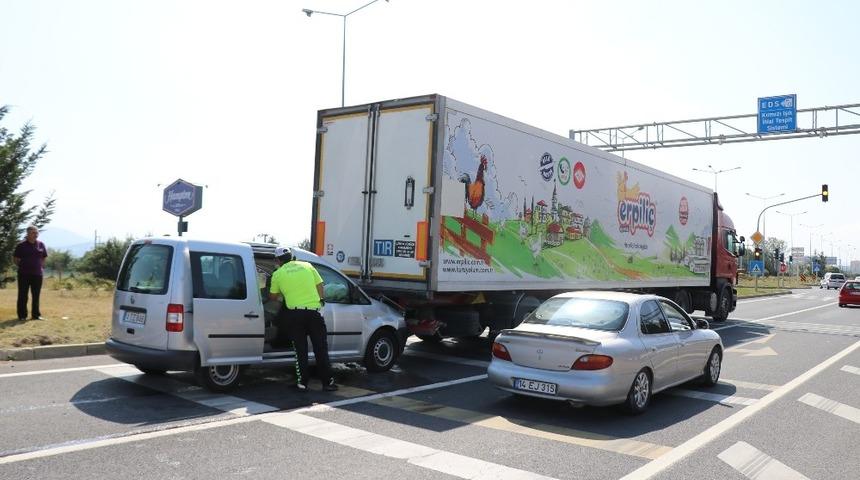 Bolu&rsquo;da hafif ticari ara&ccedil; tıra &ccedil;arptı:1 yaralı