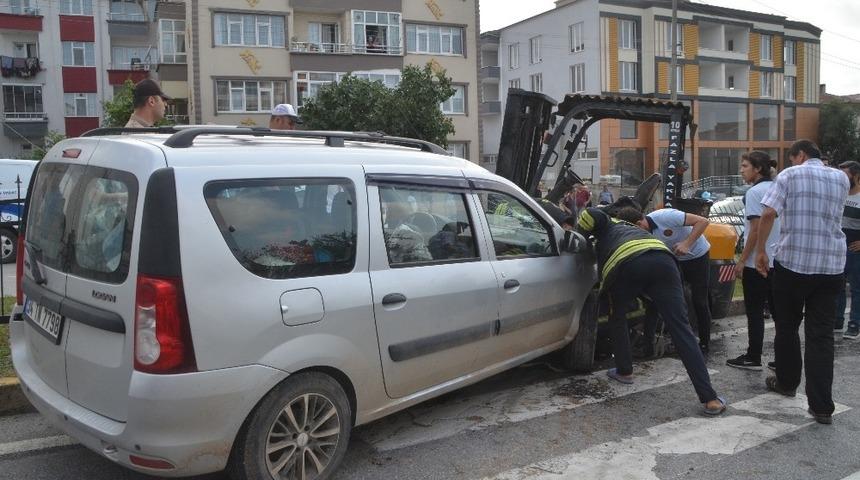 Hafif ticari ara&ccedil; ile forklift &ccedil;arpıştı: 5 yaralı