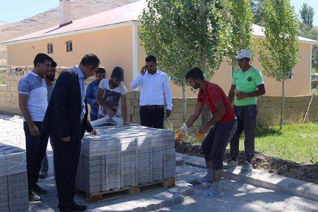 Gürpınar’da kilitli parke taşı çalışması