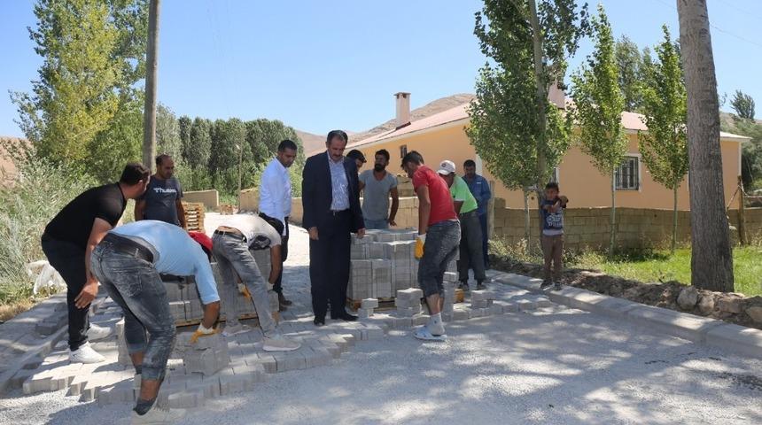 G&uuml;rpınar&rsquo;da kilitli parke taşı &ccedil;alışması