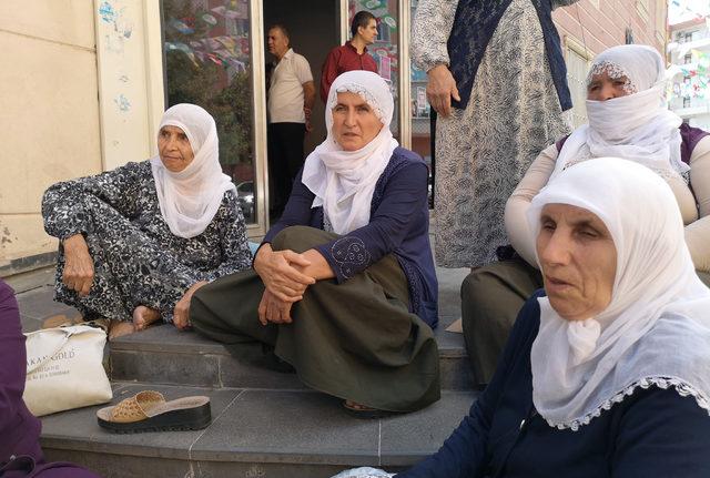 Oğlunun dağa kaçırıldığını söyleyen annenin HDP'deki eylemi sürüyor (3)