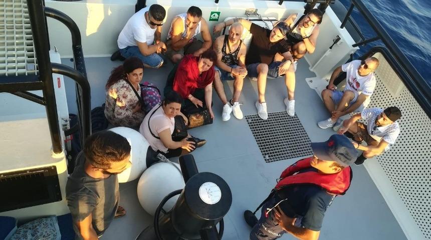 Turist kılığına girerek ka&ccedil;maya &ccedil;alışan g&ouml;&ccedil;menler yakayı ele verdi