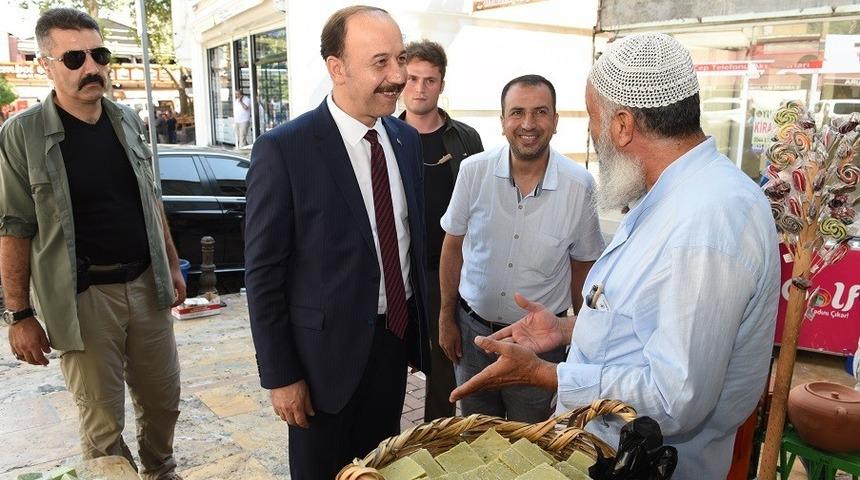 Vali Erin esnafla bir araya geldi