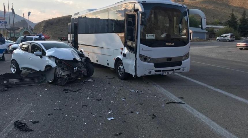 Elazığ’da midibüs ile otomobil çarpıştı:2 yaralı