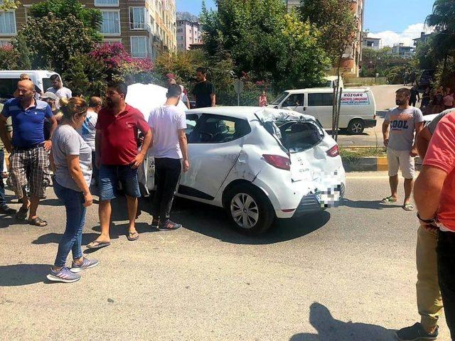 Ambulansla çarpışan otomobil devrildi: 1 yaralı