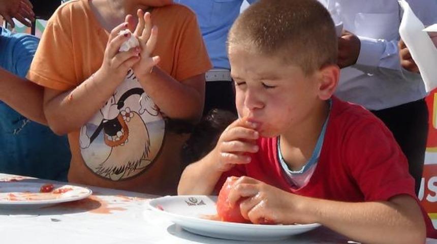 Domatesi en hızlı yiyebilmek için yarıştılar