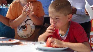 Domatesi en hızlı yiyebilmek için yarıştılar