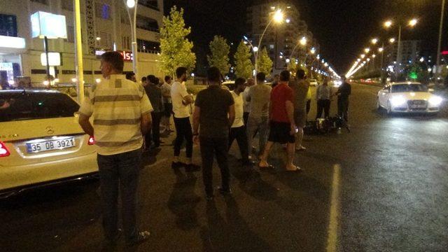 Diyarbakır’da trafik kazası sonrası çocuklar yolu trafiğe kapattı