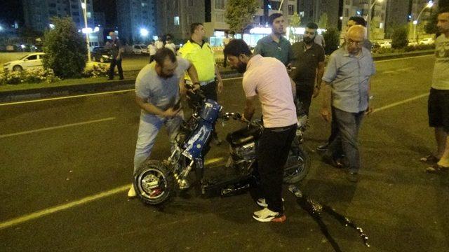 Diyarbakır’da trafik kazası sonrası çocuklar yolu trafiğe kapattı