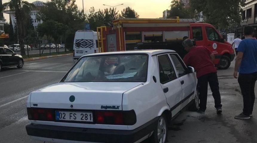 Otomobilde &ccedil;ıkan yangın b&uuml;y&uuml;meden s&ouml;nd&uuml;r&uuml;ld&uuml;