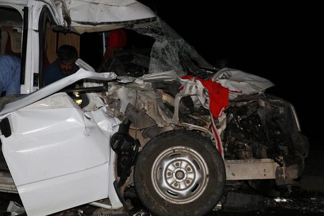 Düğünden dönenlerin bulunduğu minibüs, kamyona çarptı: 8 yaralı