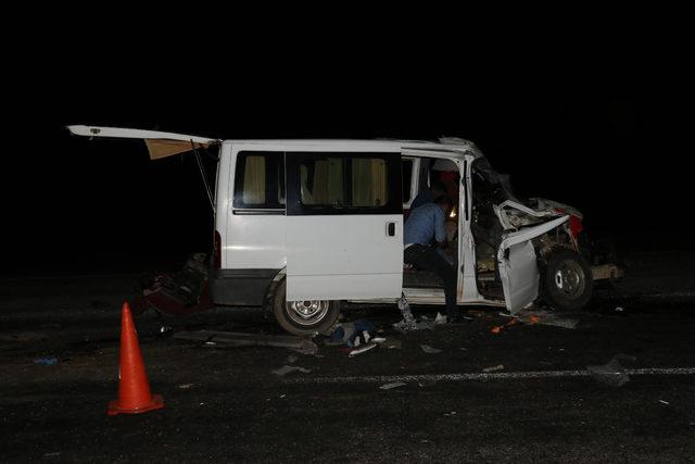 Düğünden dönenlerin bulunduğu minibüs, kamyona çarptı: 8 yaralı