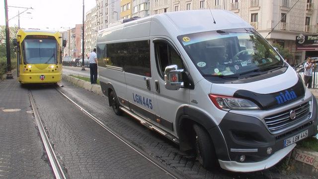 Fındıkzade'de minibüs tramvay yoluna girdi; Seferler durdu (1)