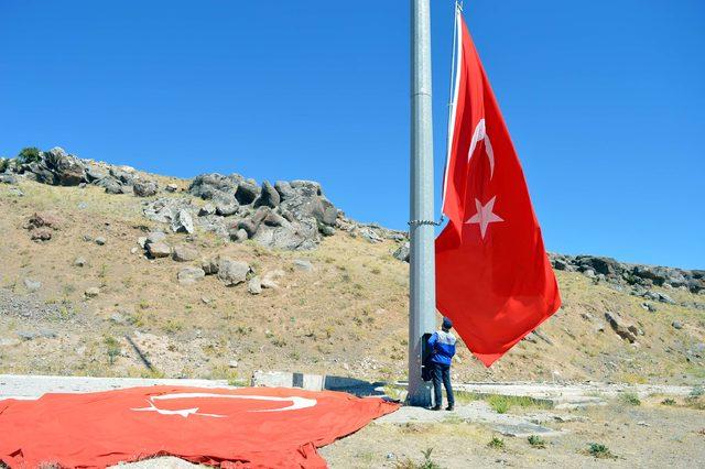 İlçe girişindeki dev Türk bayrağını 7 yıldır kendisi yeniliyor