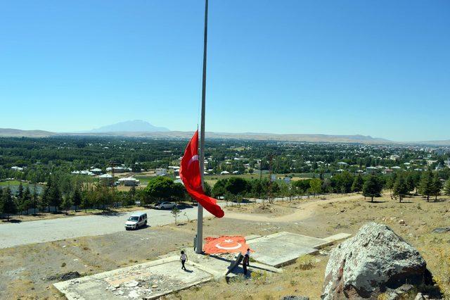 İlçe girişindeki dev Türk bayrağını 7 yıldır kendisi yeniliyor