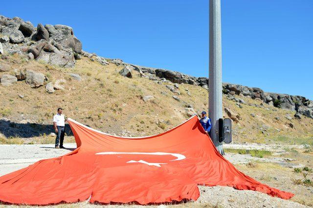 İlçe girişindeki dev Türk bayrağını 7 yıldır kendisi yeniliyor