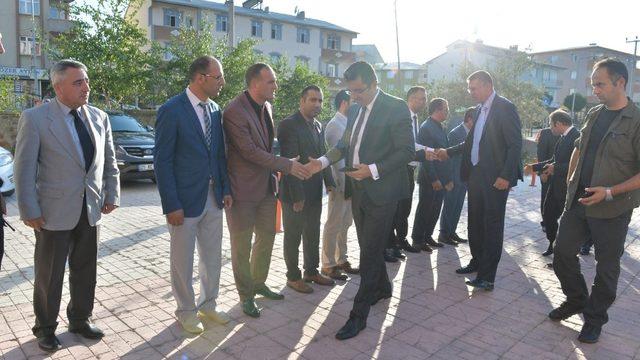 Vali Memiş, 2 kişinin hayatını kaybettiği kavganın ardından Horasan’da incelemelerde bulundu