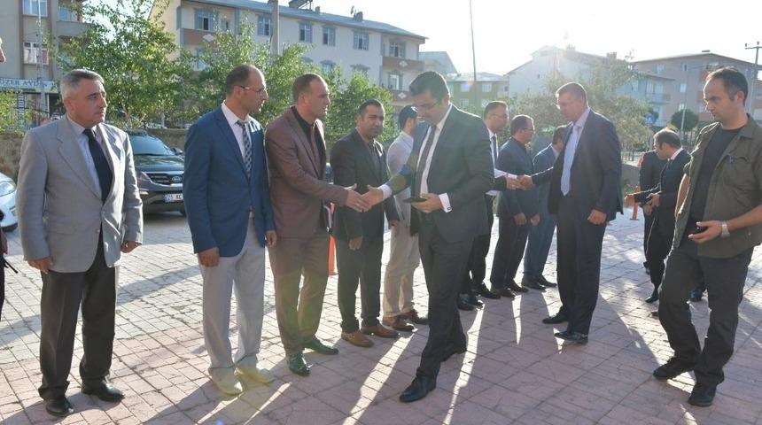 Vali Memiş, 2 kişinin hayatını kaybettiği kavganın ardından Horasan&rsquo;da incelemelerde bulundu