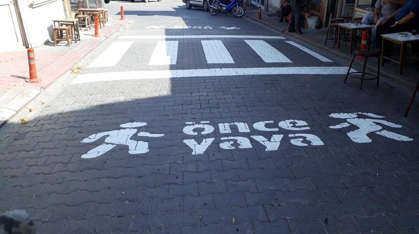 Emet&rsquo;te yaya kaldırımı yapım ve boyama &ccedil;alışmaları