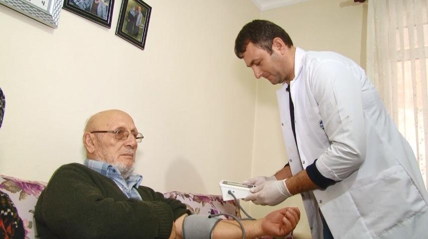 Eli &ouml;p&uuml;lesi yaşlılara destek B&uuml;y&uuml;kşehirden