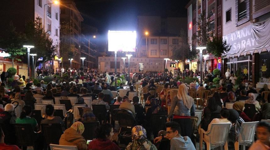 Başkentlilerin i&ccedil;ini ısıtan filmlerle &ldquo;a&ccedil;ık hava sinema g&uuml;nleri&rdquo; devam ediyor