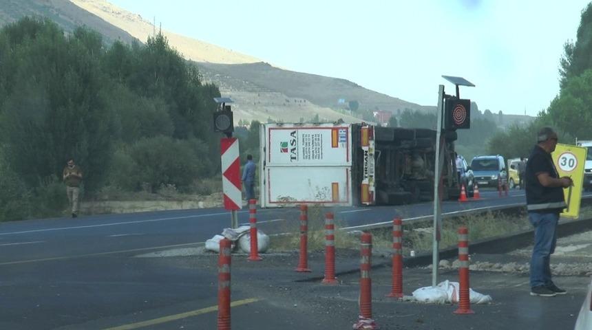 Direksiyon hakimiyetini kaybeden Tır yan yattı