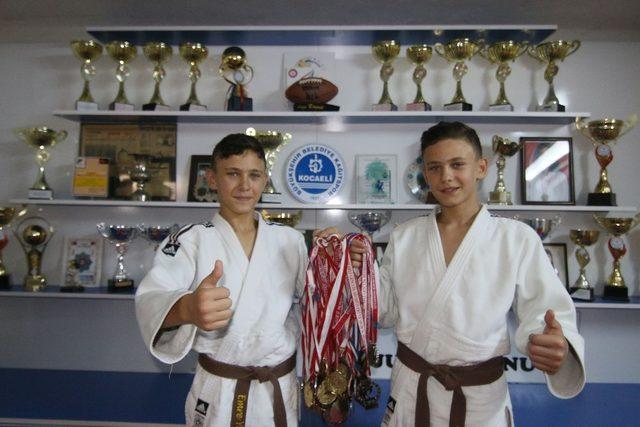 Bu ikizler hem judoda, hem okulda şampiyon