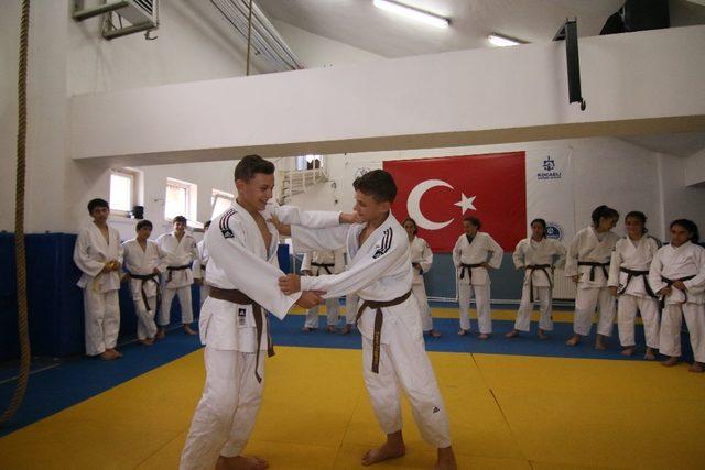 Bu ikizler hem judoda, hem okulda şampiyon