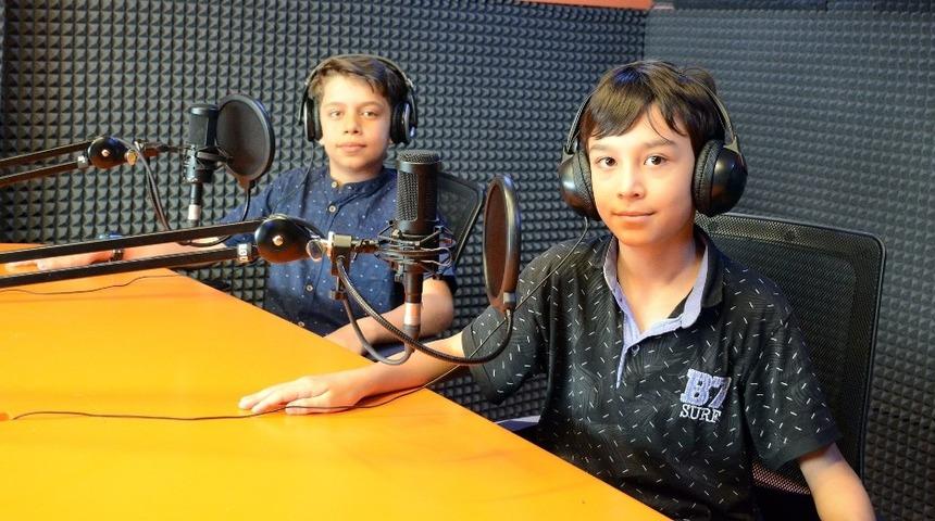 Gen&ccedil; KOMEK &ouml;ğrencileri mikrofon başında