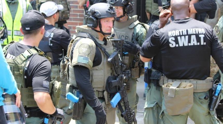 Rakip Youtube kanalların evine SWAT ekibi g&ouml;nderdi