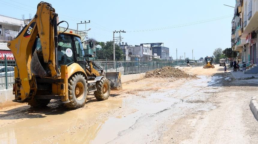 B&uuml;y&uuml;kşehir Belediyesi, &Ccedil;avuşlu Deresinin kenarındaki asfalt &ccedil;alışmalarını tamamladı