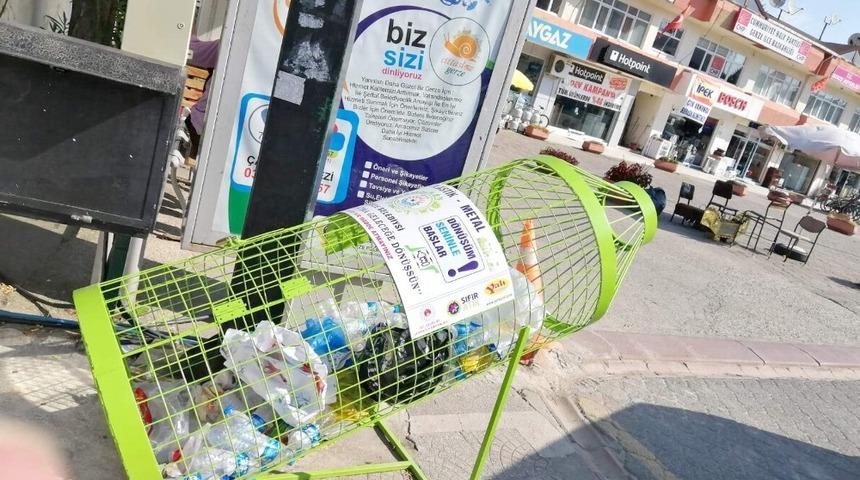 Gerze&rsquo;ye plastik atık kutuları