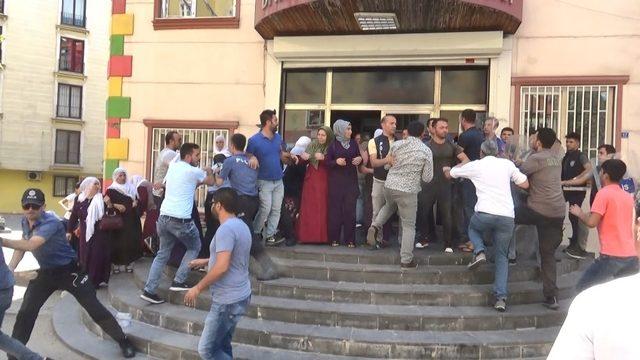 Oğlunun HDP’liler tarafından dağa kaçırıldığını öne süren anne ile HDP’liler arasında gerginlik