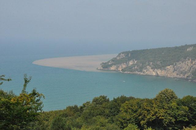 Irmağın çamurlu suyu denizin rengini değiştirdi