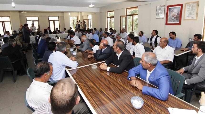 Kaymakam Mehmetbeyoğlu 24 mahalle muhtarıyla bir araya geldi