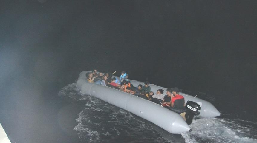 Sisam adasına ka&ccedil;maya &ccedil;alışan d&uuml;zensiz g&ouml;&ccedil;menleri sahil g&uuml;venlik helikopteri yakaladı