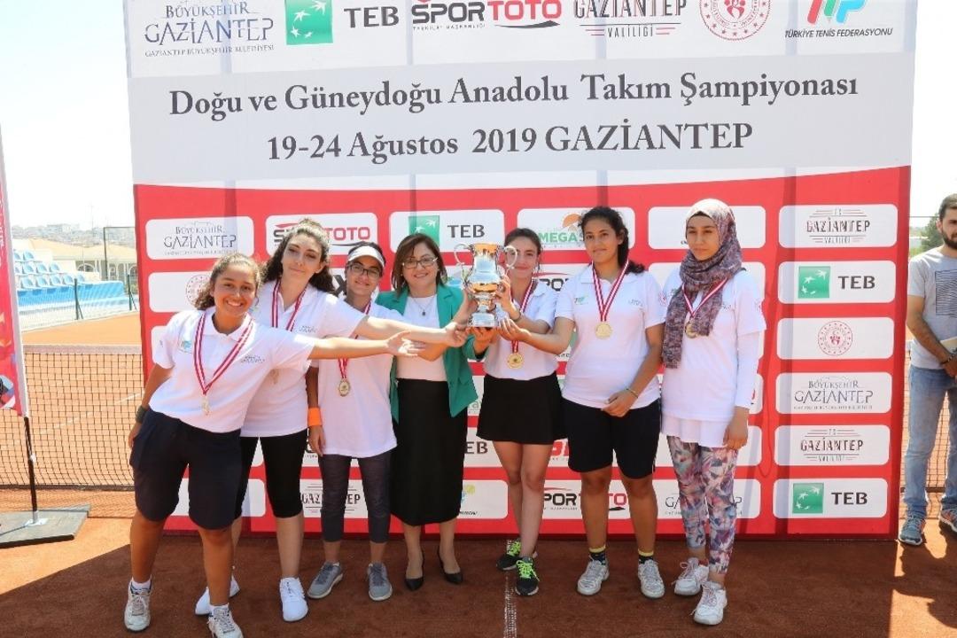 Erkeklerde Gaziantep Tenis İhtisas Kul&uuml;b&uuml; birinci oldu